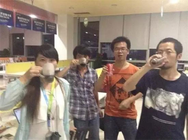 三次轉型后，我們似乎找對了方向，喝可樂慶祝