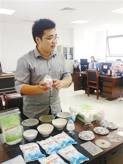 黃興亮介紹他的研發成果