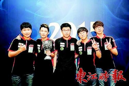 朱永權(quán)（左二，即舉杯者）和隊(duì)友。