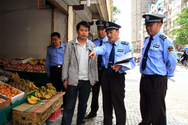 公務員面試：說說你對城管執(zhí)法人員清理路邊攤兩種行為的看法